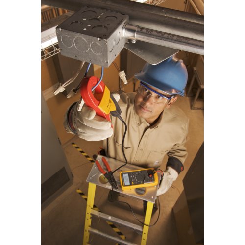 Fluke AC-stroomtang - I400 current clamp in use 72dpi 680x1024px e nr 26952 - 20011470
